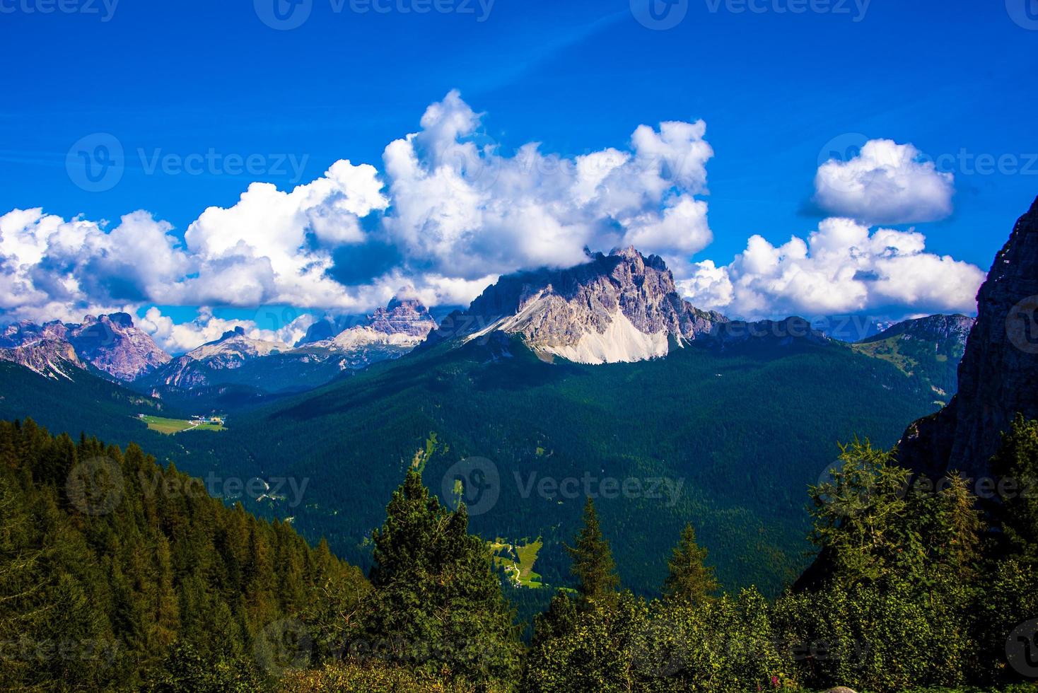 nuvens e picos das dolomitas foto