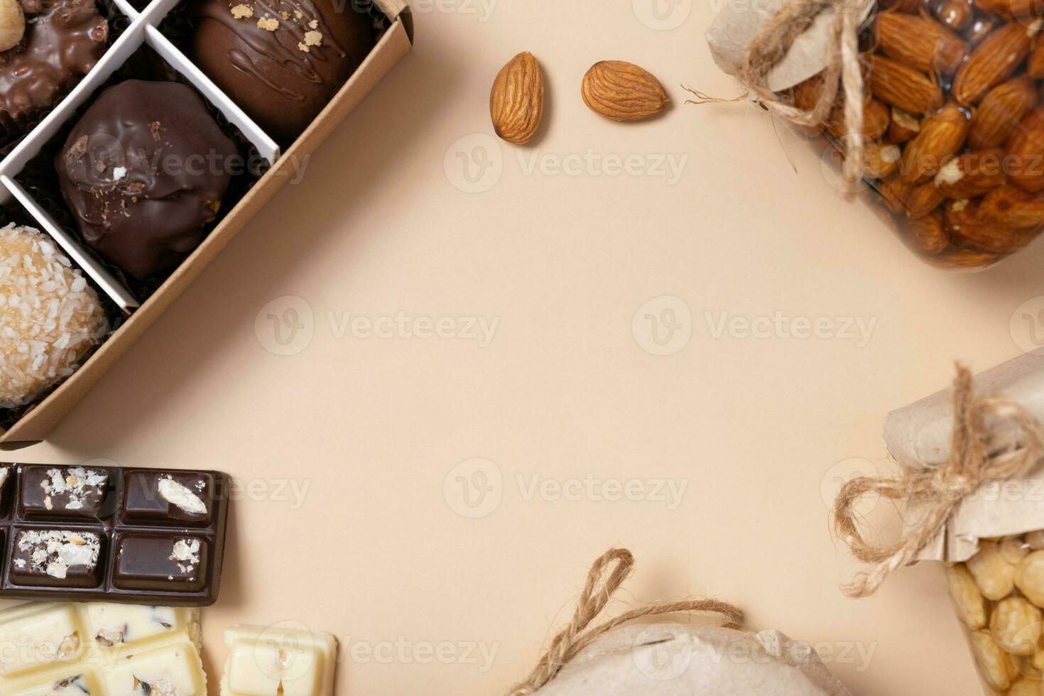 quadro, Armação fez a partir de construir chocolate doces, mini chocolates, Hohey com nozes plano deitar, topo visualizar. natural doces fundo cópia de espaço foto