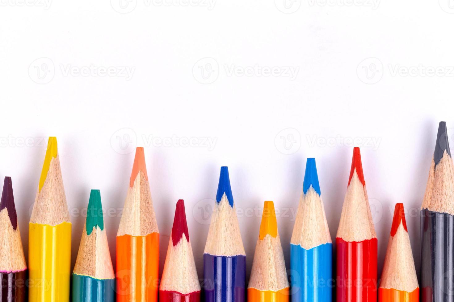 conjunto de lápis de cor bem definidos em um fundo branco foto