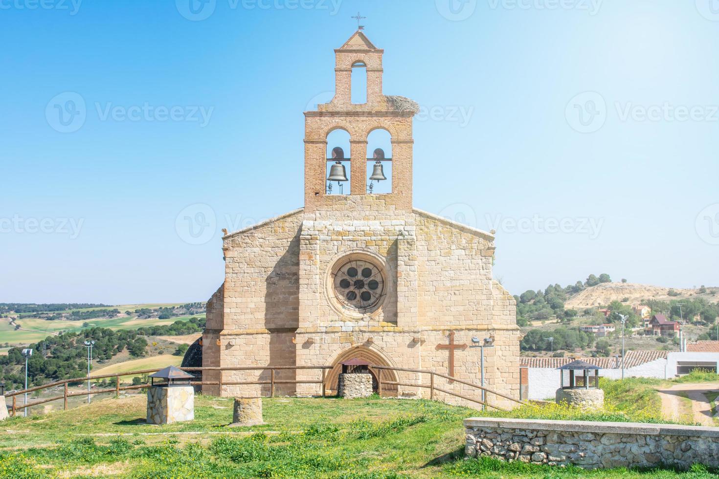 vista frontal de uma igreja de pedra em uma vila castelhana na espanha foto