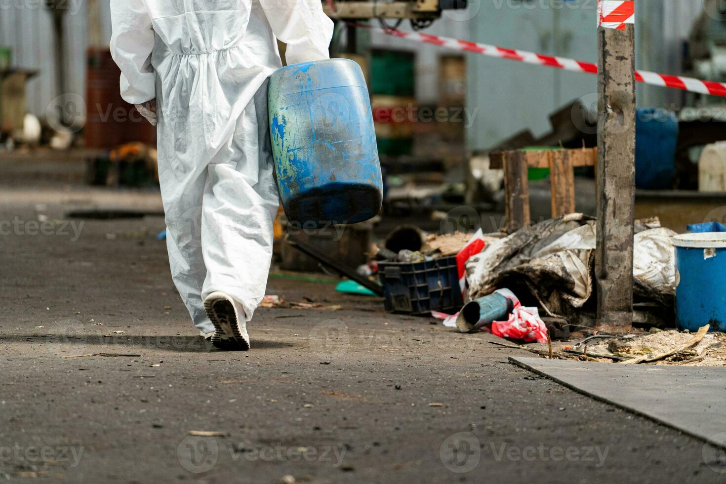 caucasiano mulher trabalhadores vestindo ppe protetora roupas e gás máscaras, óculos, segurando velho gasolina tanques. foto