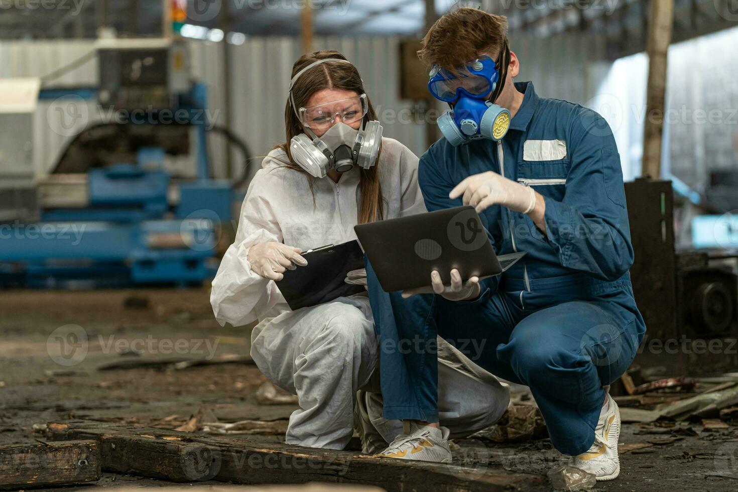 emergência poluição fábrica conceito. engenheiros vestindo mecânico macacões e ppe e gás máscaras inspecionar óleo em a fábrica chão. foto