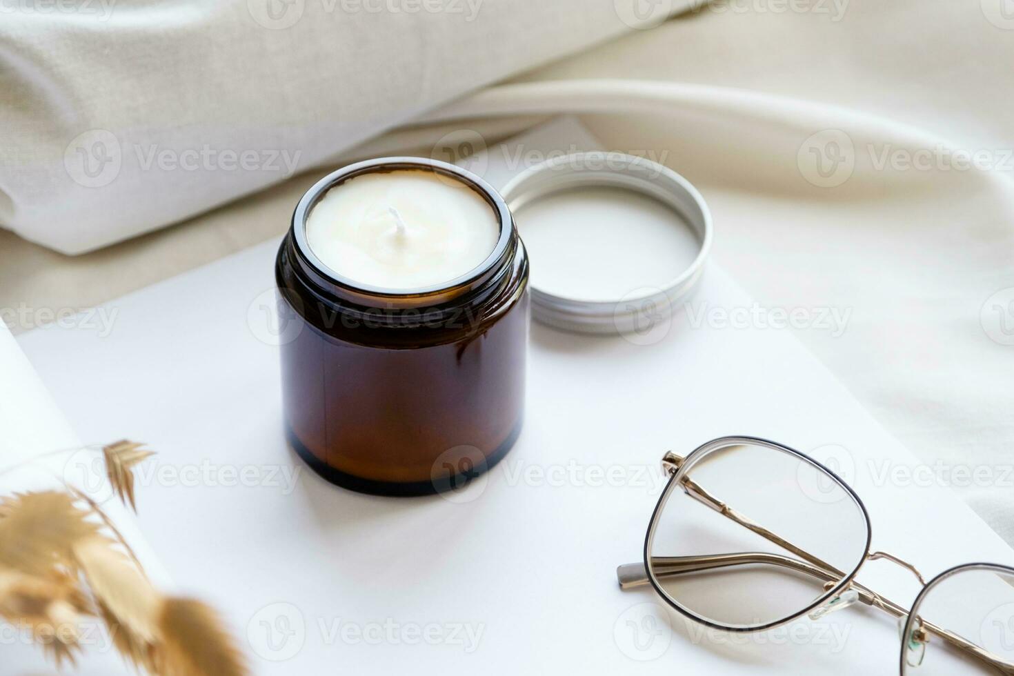 soja cera aroma vela dentro Castanho jarra em cama , com moda óculos. vela brincar Projeto foto