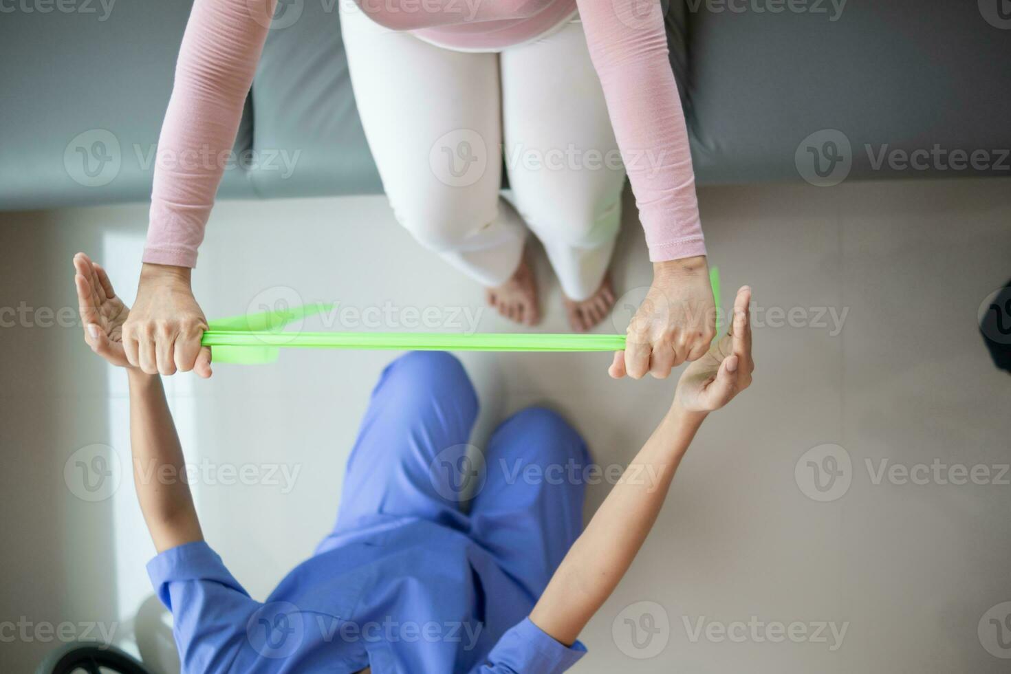 fisica terapeutas estão ajudando idosos pessoas para levar Cuidado do si mesmos depois de uma grandes período do recuperação e elas precisar regular fisica terapia para Socorro seus corpos recuperar. fisica terapia conceito foto