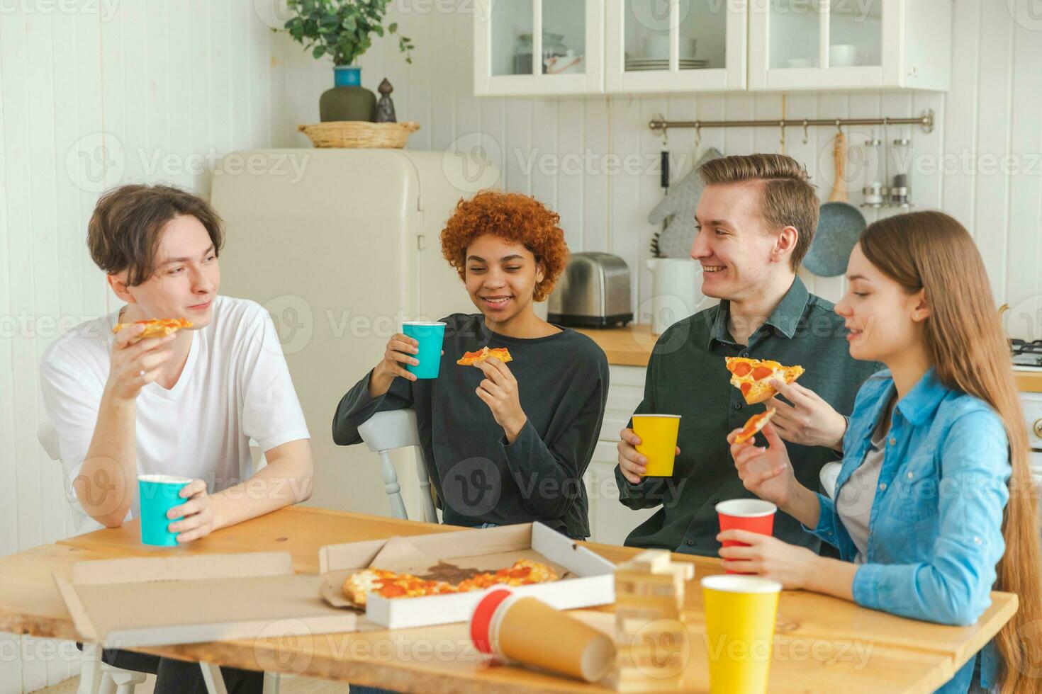 casa festa amigos gastos Tempo juntos tendo Diversão rindo comunicando às lar. feliz diverso grupo comendo pizza bebendo Cerveja ou limonada. misturado raça jovem parceiro melhor amigos desfrutando fim de semana. foto