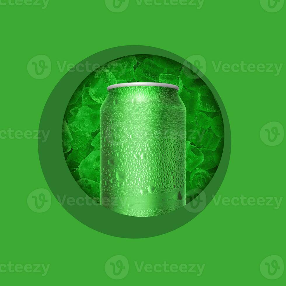 latas com água gotas e gelo em verde fundo foto