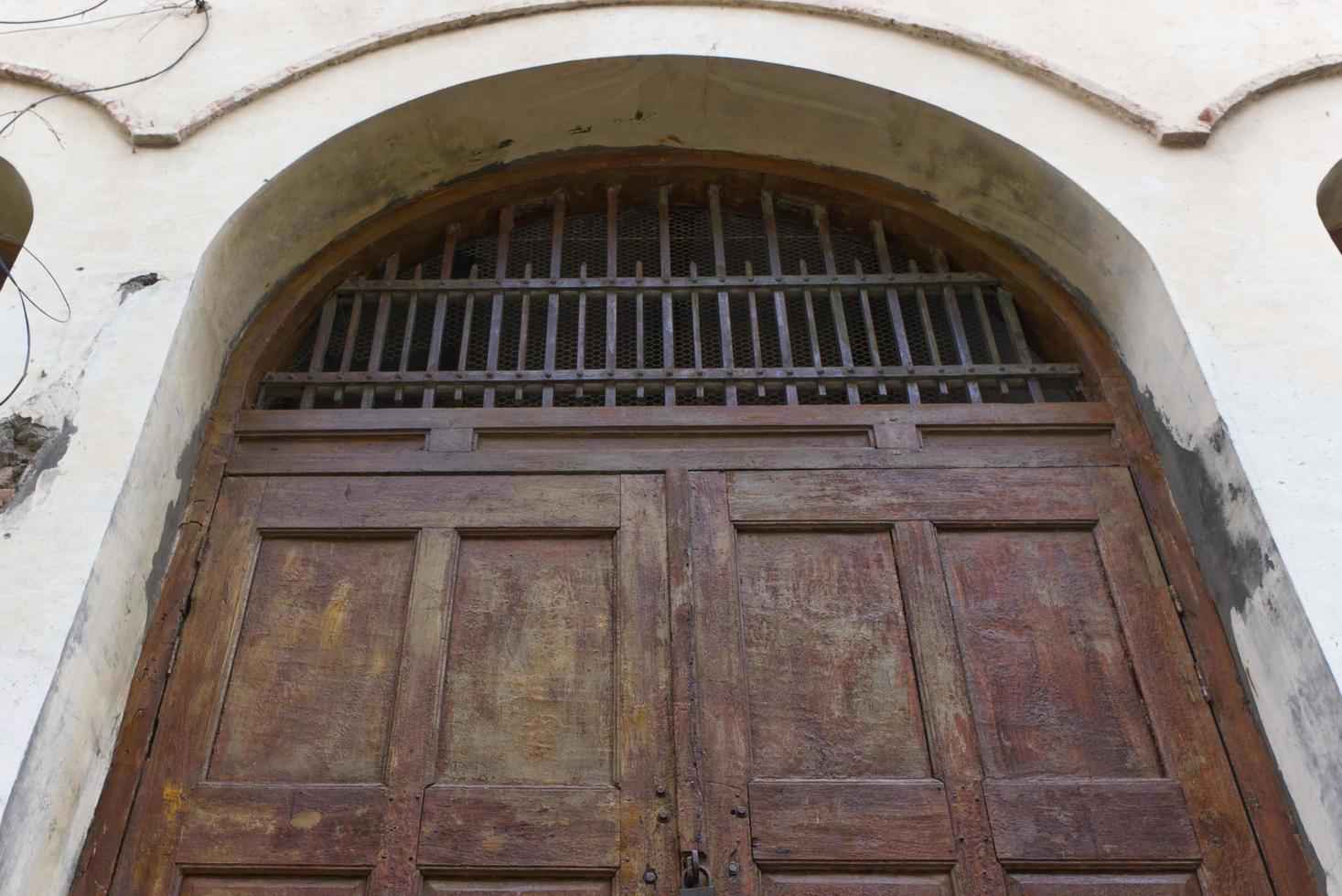 porta de madeira velha foto