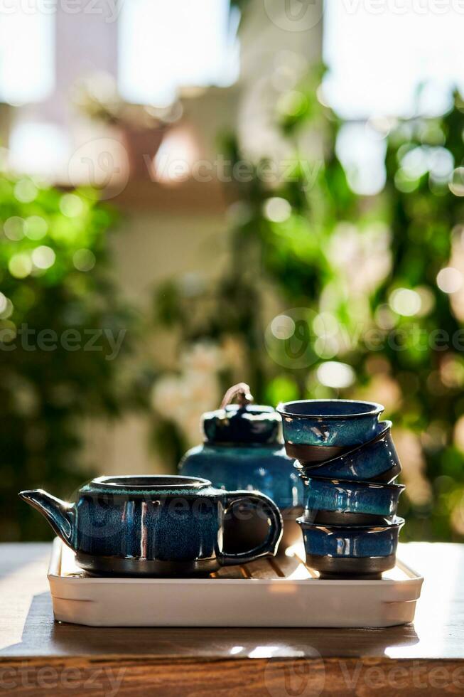 chá conjunto do profundo azul cor em uma fundo do vegetação. foto