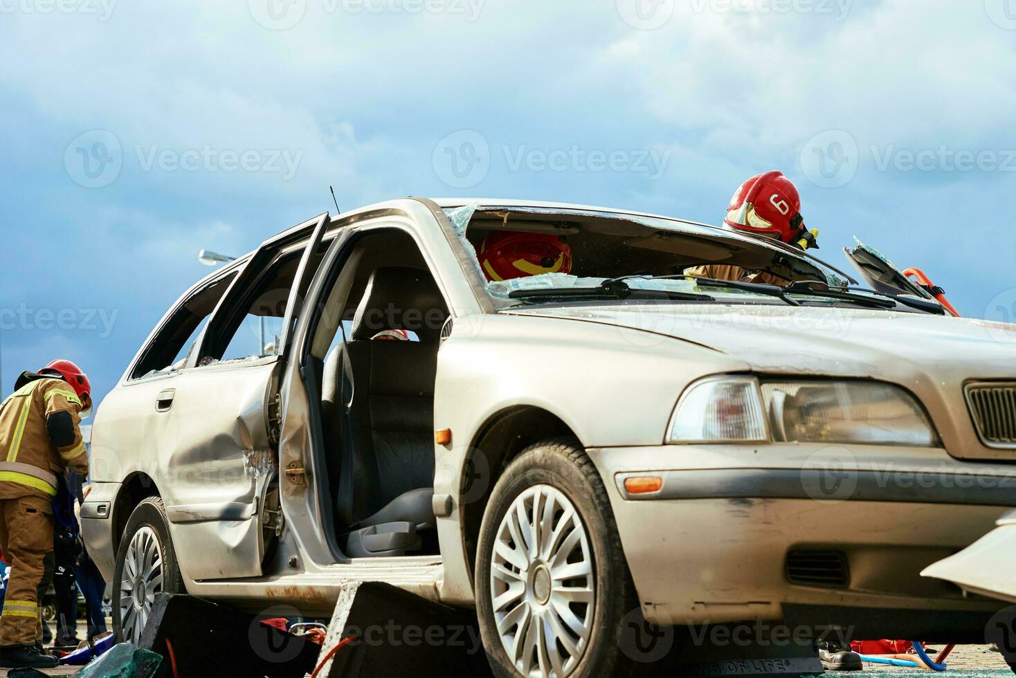 bombeiros durante uma resgate Operação Treinamento dentro quebrado carro foto