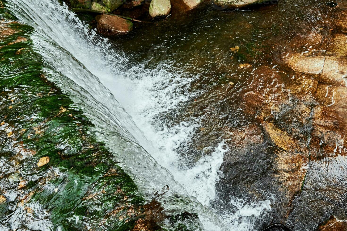 cascata em lomnica rio dentro karpacz, Polônia foto