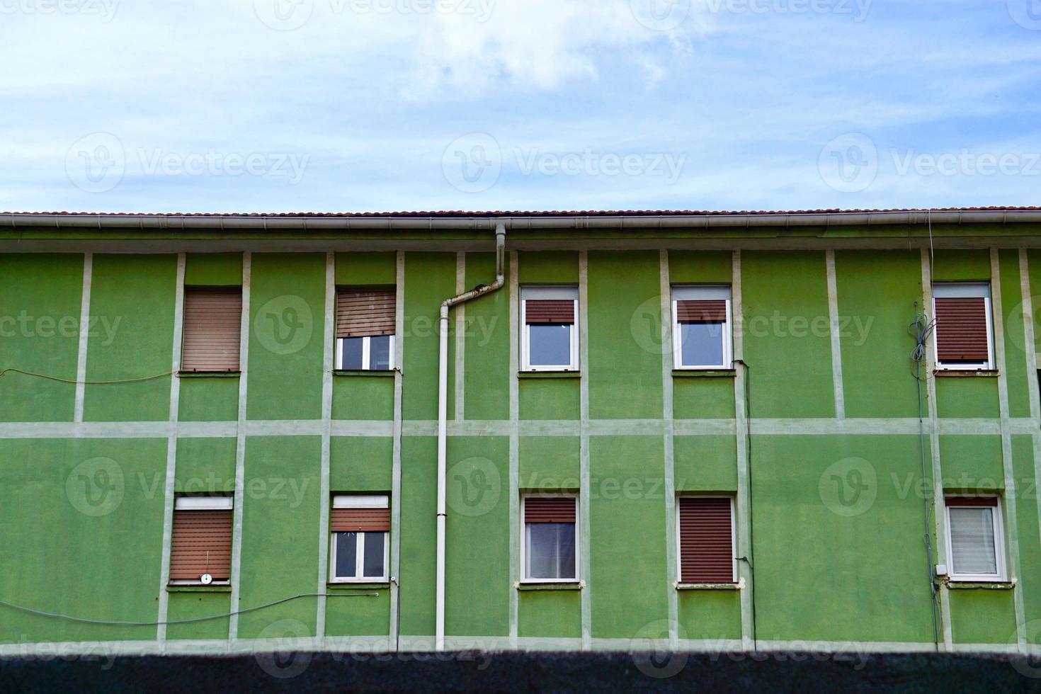 janela na fachada verde da casa foto