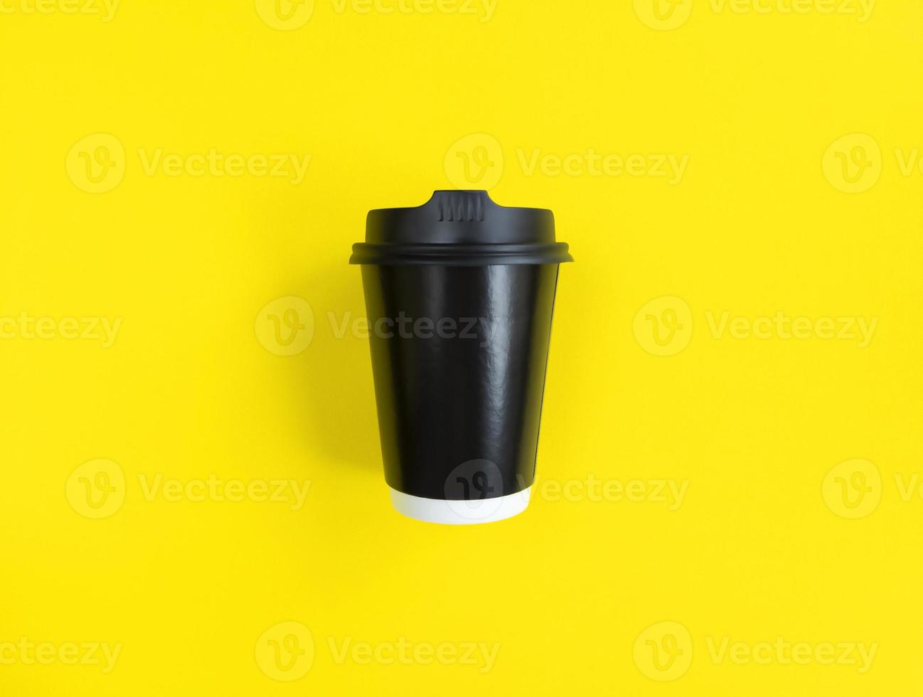 xícara de café de papel preto para ir em amarelo backgroud plano leigo estilo mínimo conceito estoque foto