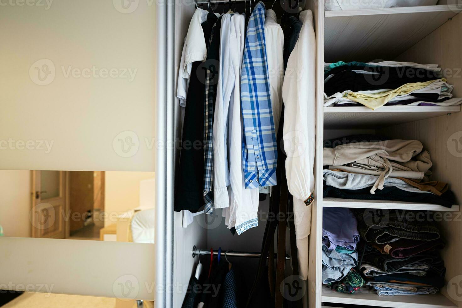 armário de roupa com roupas e acessórios dentro a sala. foto