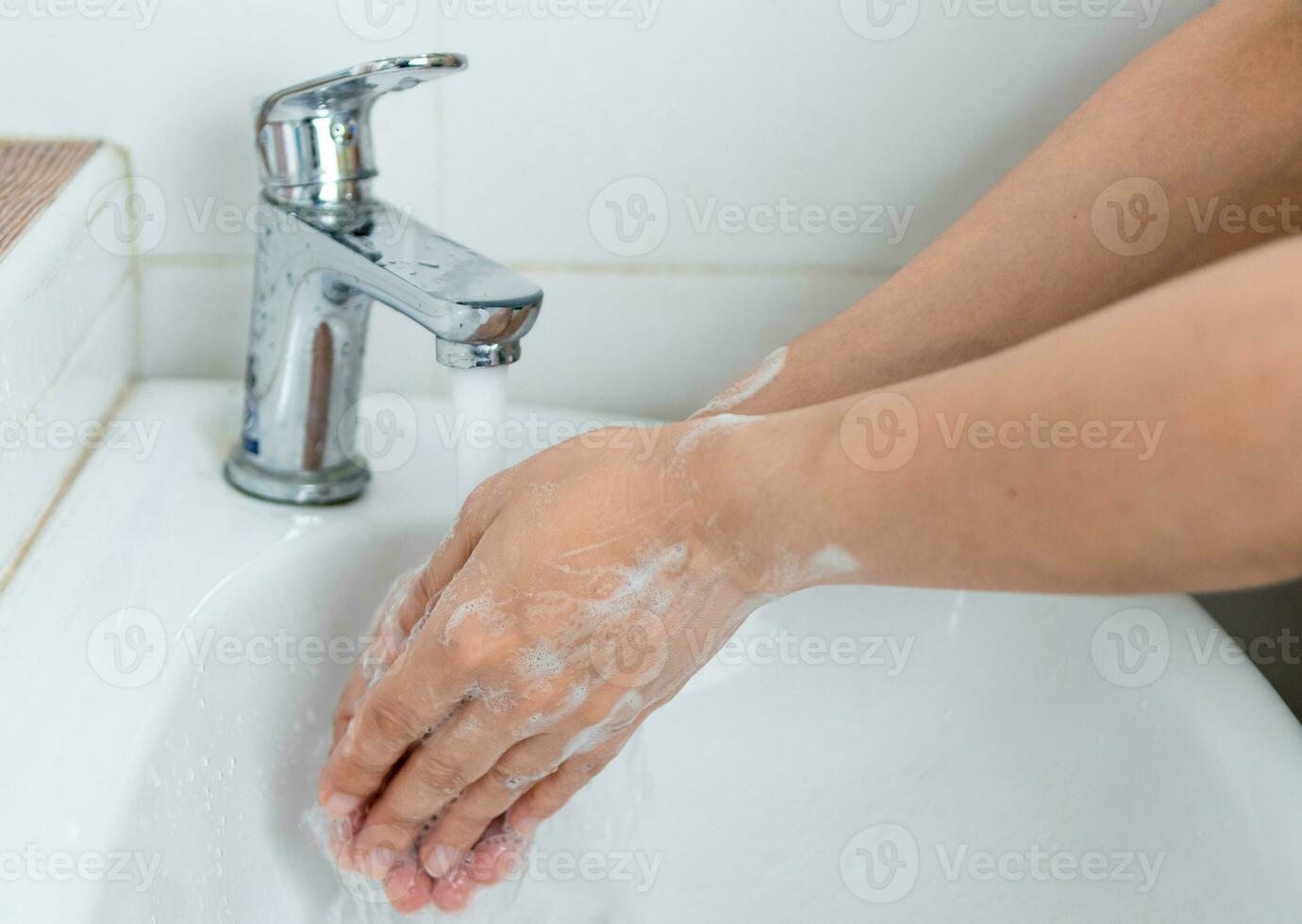 adultos lavar seus mãos com mão Sabonete para evita infecção e vírus foto
