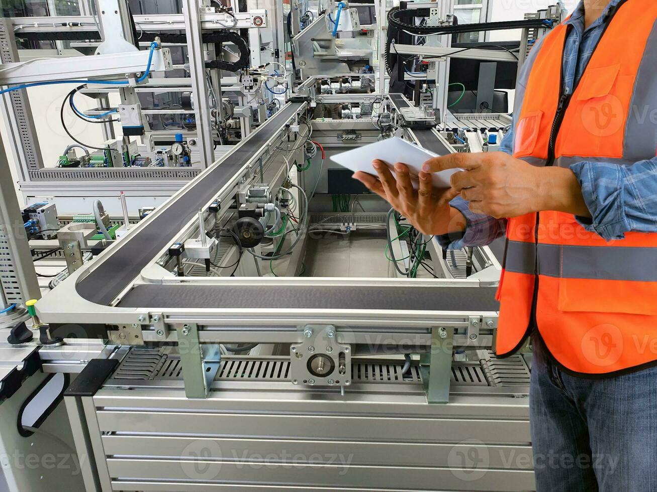 engenheiros usar tecnologia para ao controle Produção maquinaria dentro industrial plantas. foto