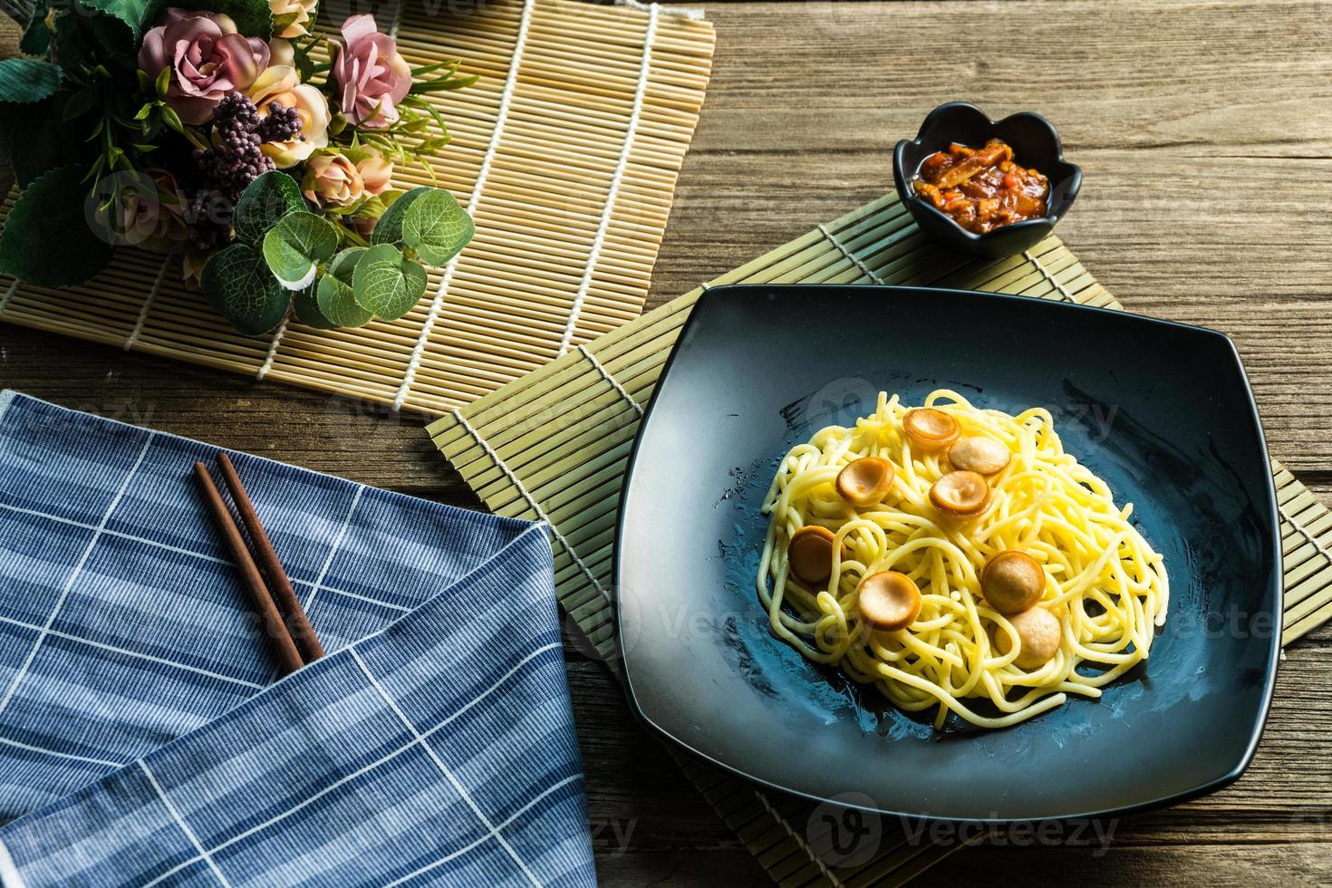 macarrão espaguete com salsicha e molho de tomate foto