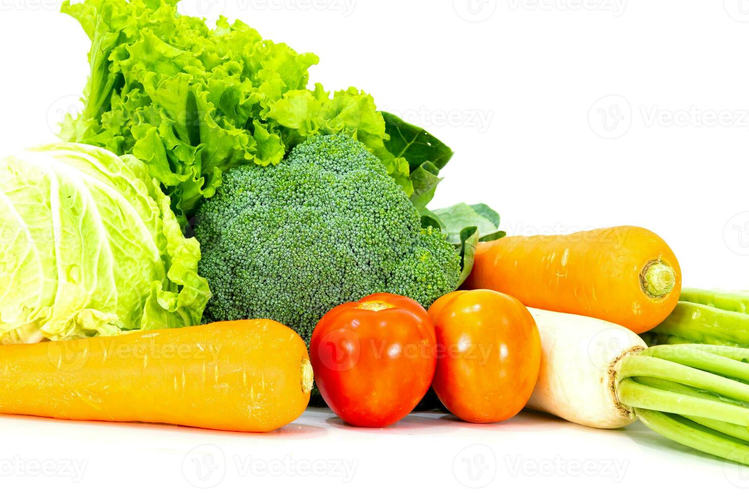 sortido legumes rabanete, tomate, cenoura, chinês repolho, brócolis, amargo cabaça, chinês couve em uma branco fundo foto
