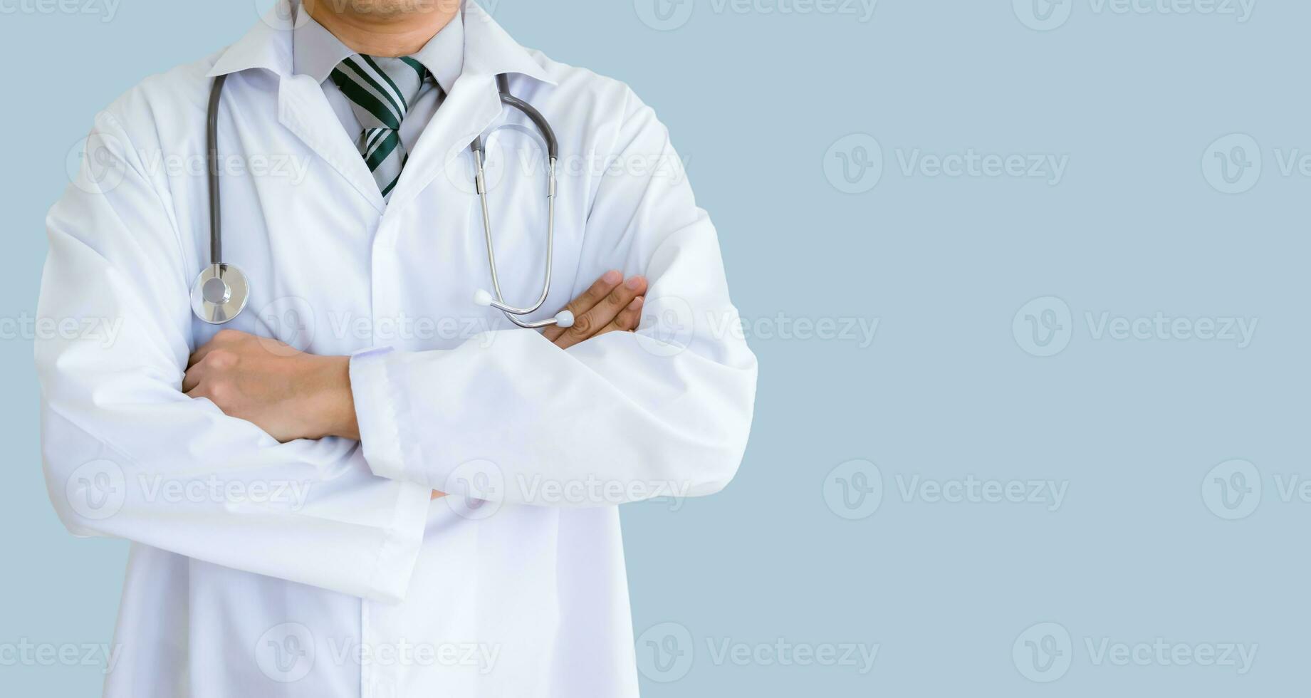 uma médico com uma estetoscópio dentro a hospital foto