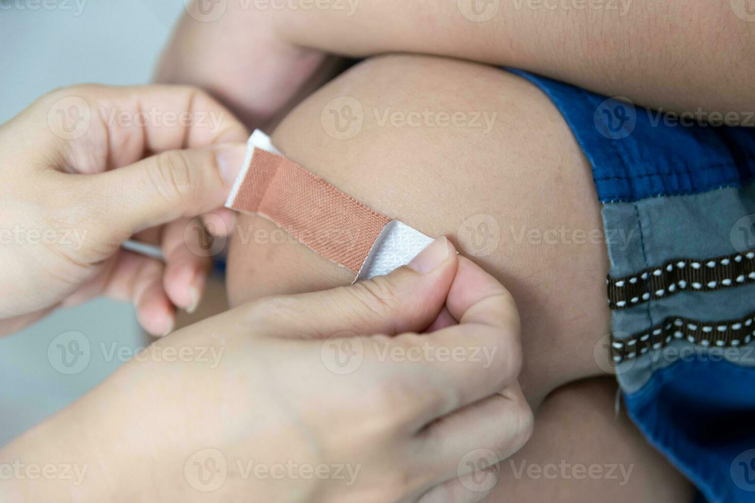 gesso ferida vestir em a criança perna foto