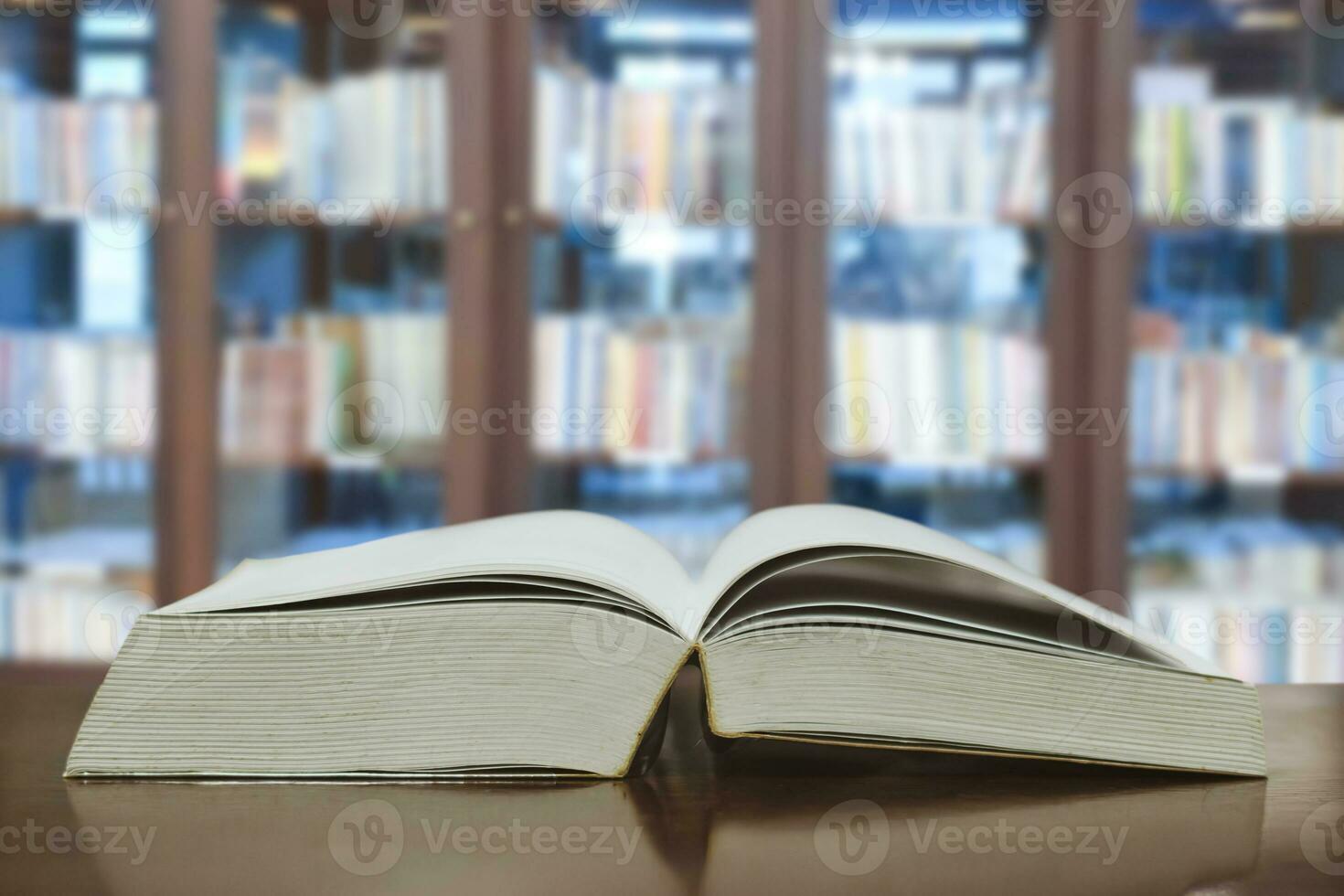 livros desdobrado dentro a biblioteca pegue conhecimento foto