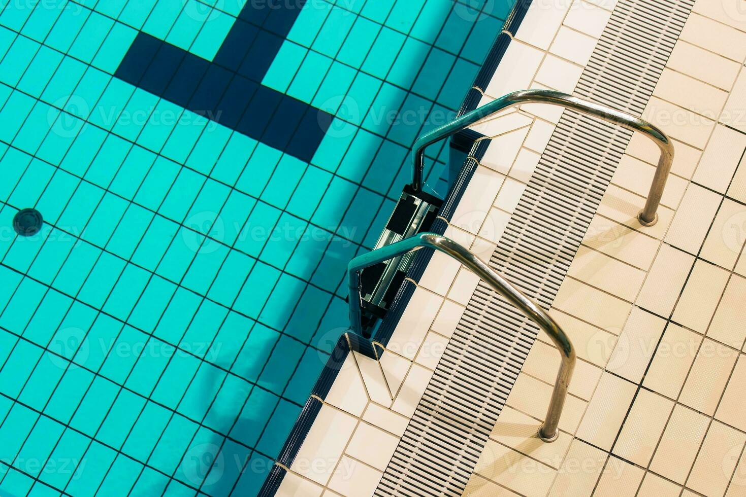 escada de piscina foto