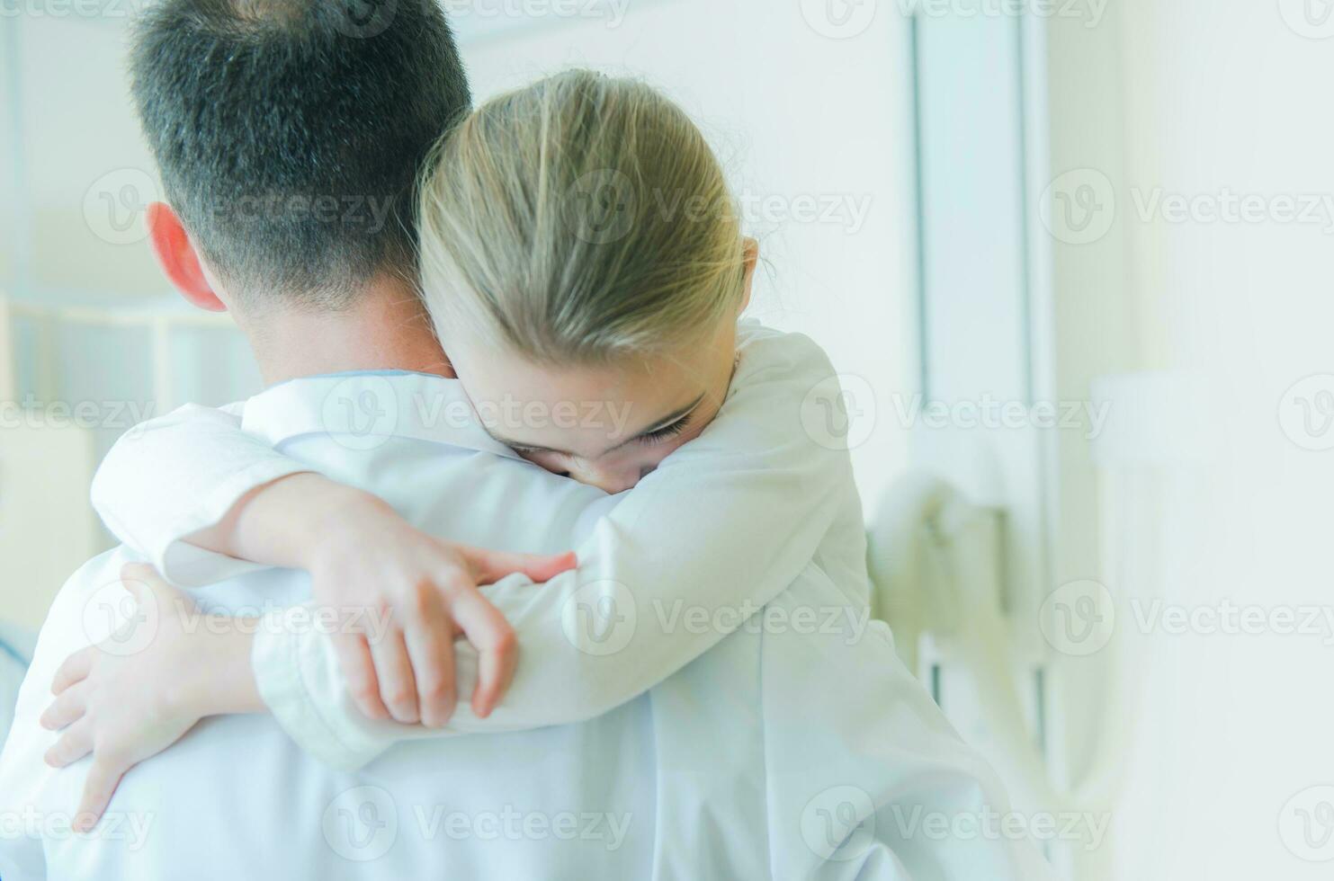 pequeno menina em médicos mãos foto