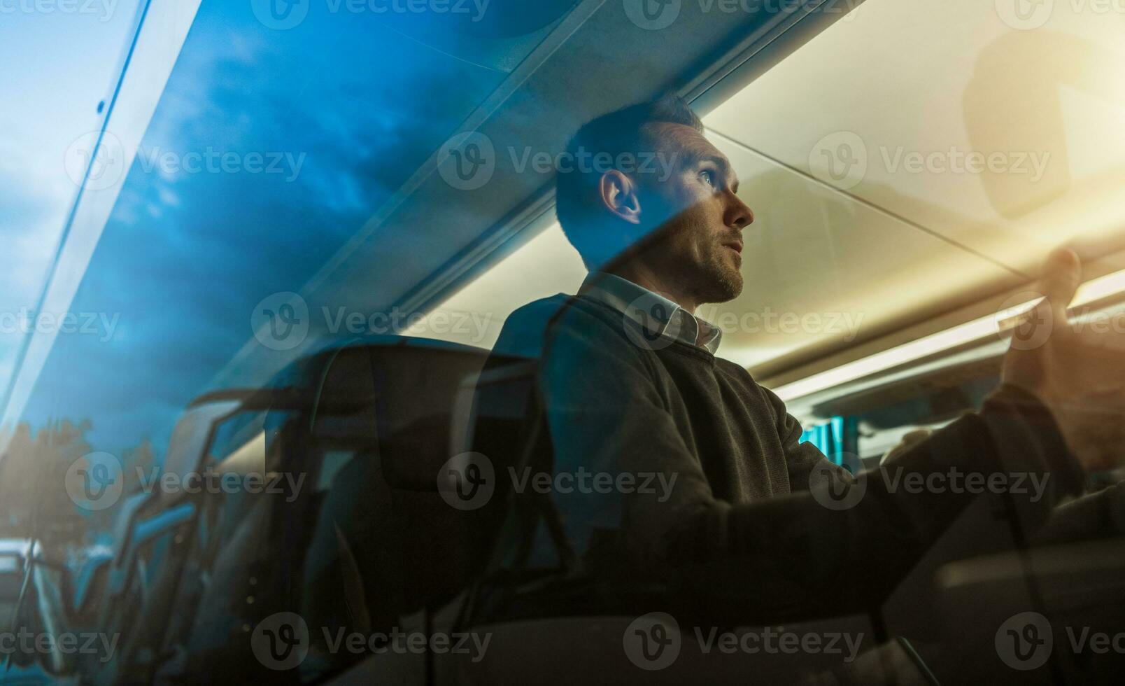 caucasiano homens o negócio viagem dentro treinador ônibus foto