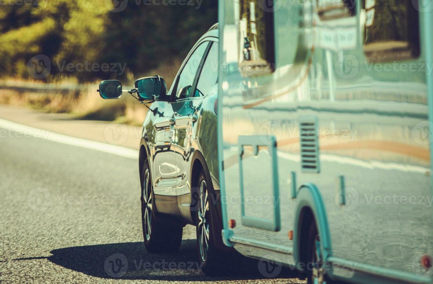 família em a estrada viagem foto