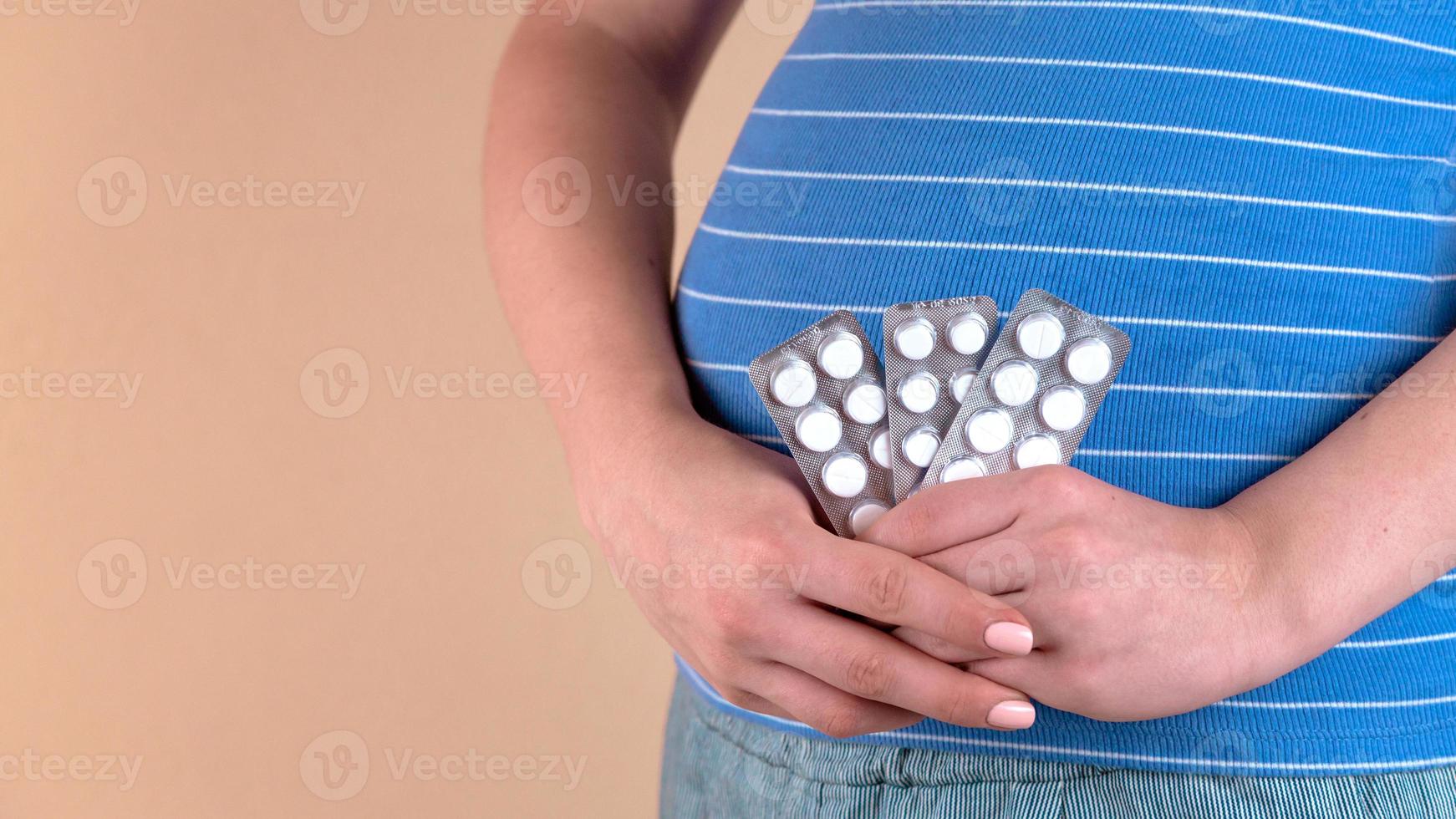 uma visão aproximada da barriga de uma mulher grávida em um azul foto