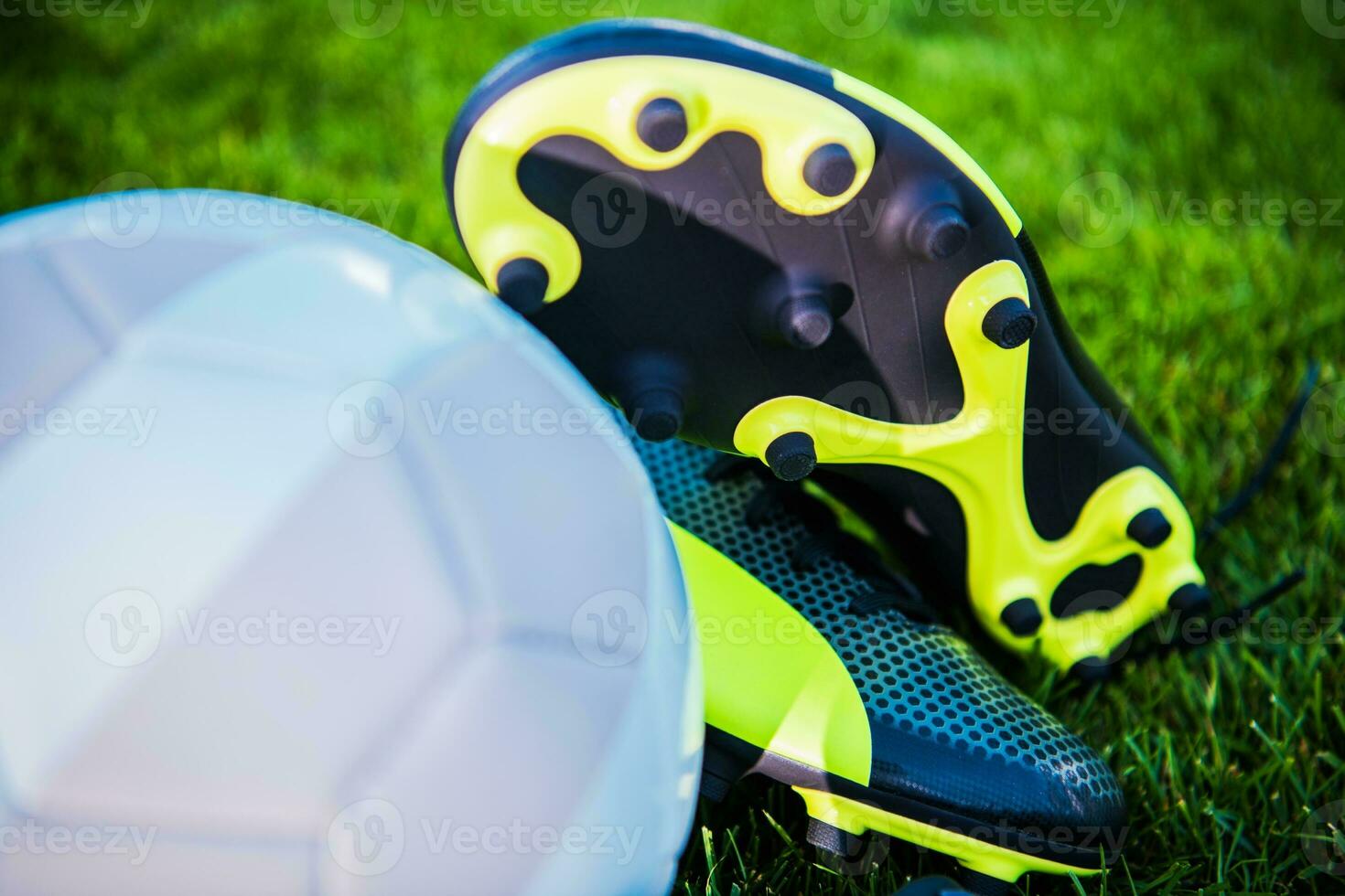 futebol bola e sapatos foto