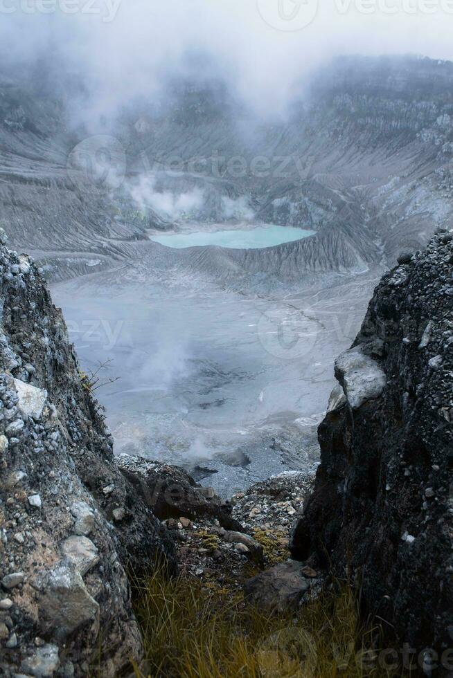 Visão do a lindo branco cratera do montar tangkuban paraú a partir de a ponto do Visão do a pedra quadro, Armação foto