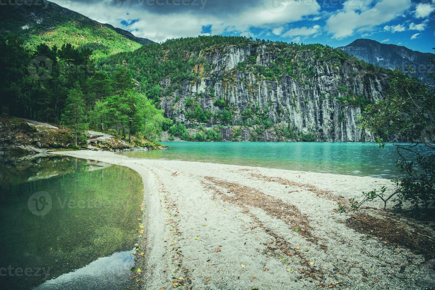 cênico norueguês lago de praia foto