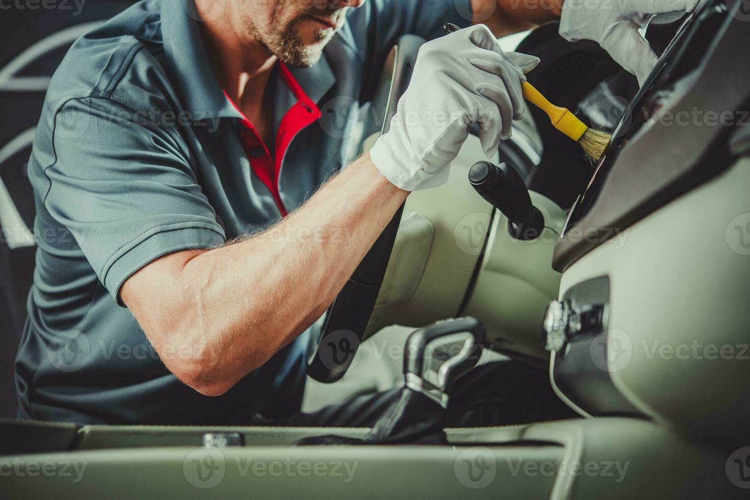 trabalhador detalhamento carro interior foto