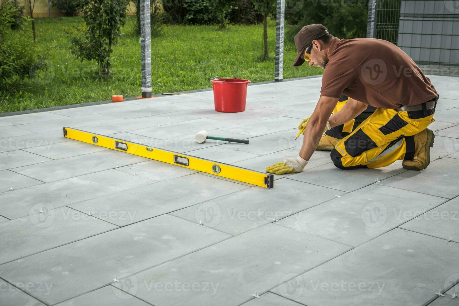 trabalhador construção pátio concreto azulejos chão foto