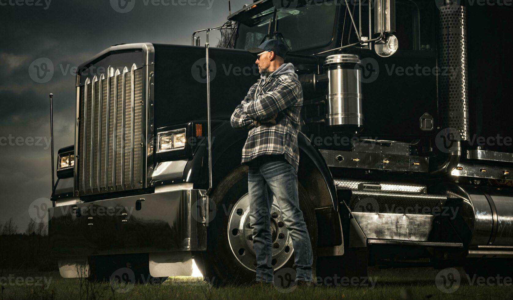 americano transporte indústria tema com caminhoneiro e dele semi caminhão foto