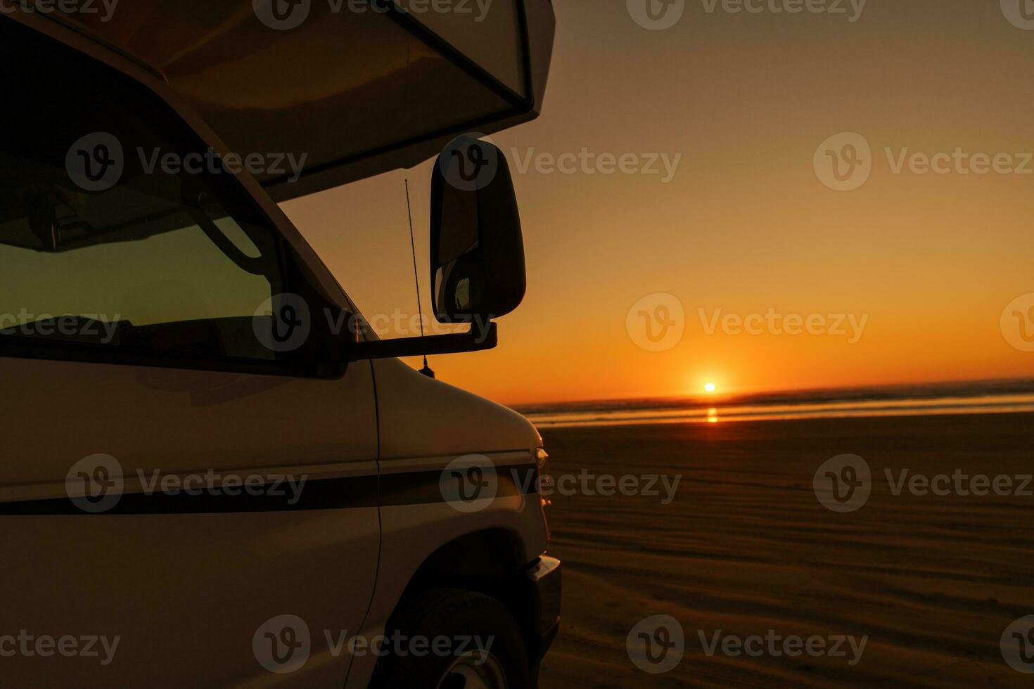 campista Visão do lindo pôr do sol às a de praia foto