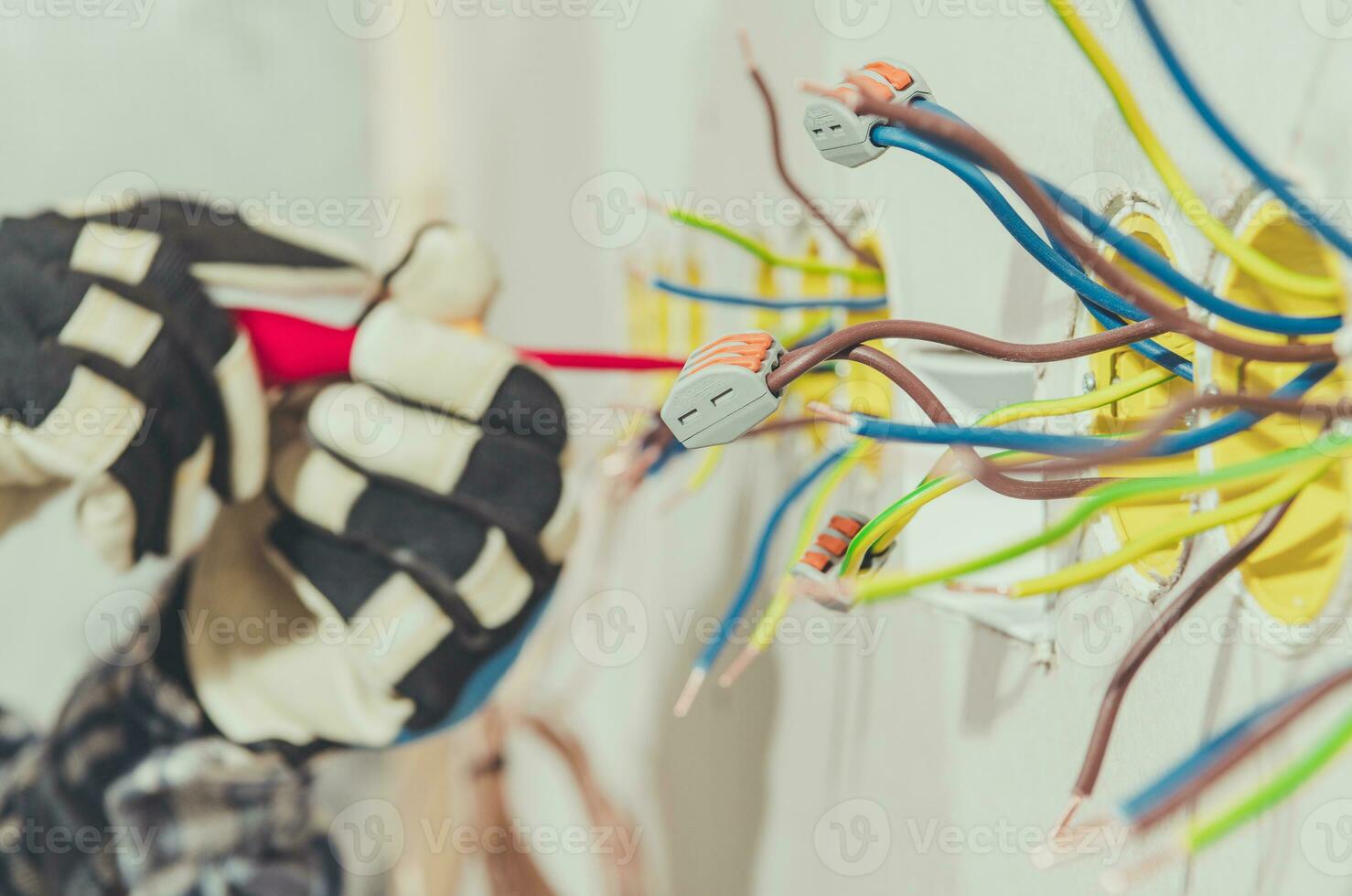 eletricista contratante preparando fios para plugue instalação. foto