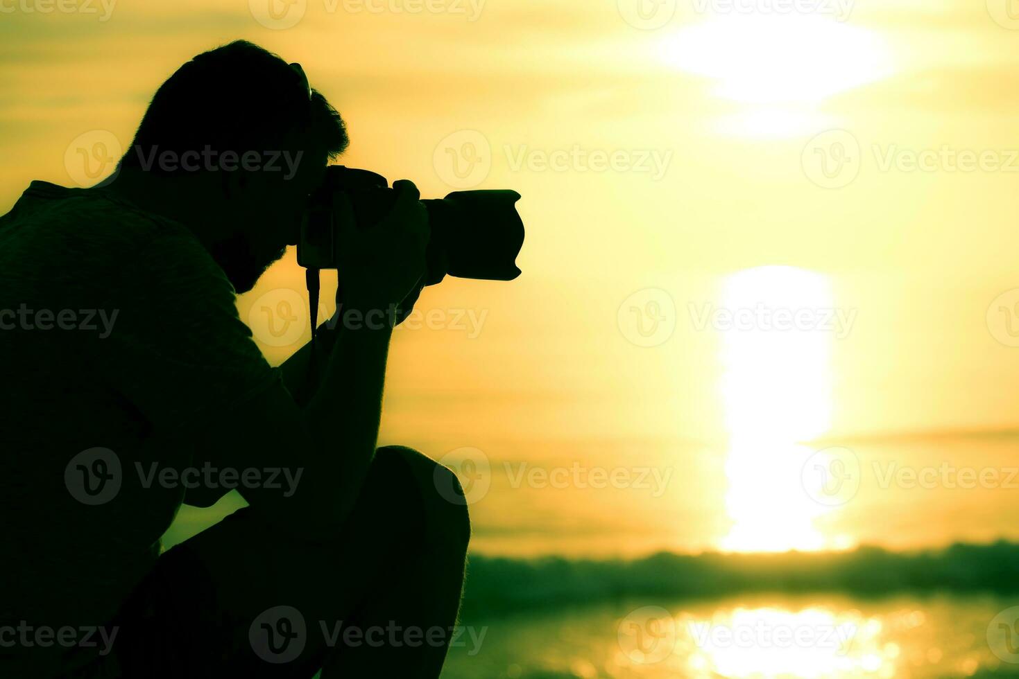 profissional fotógrafo sobre a pôr do sol foto