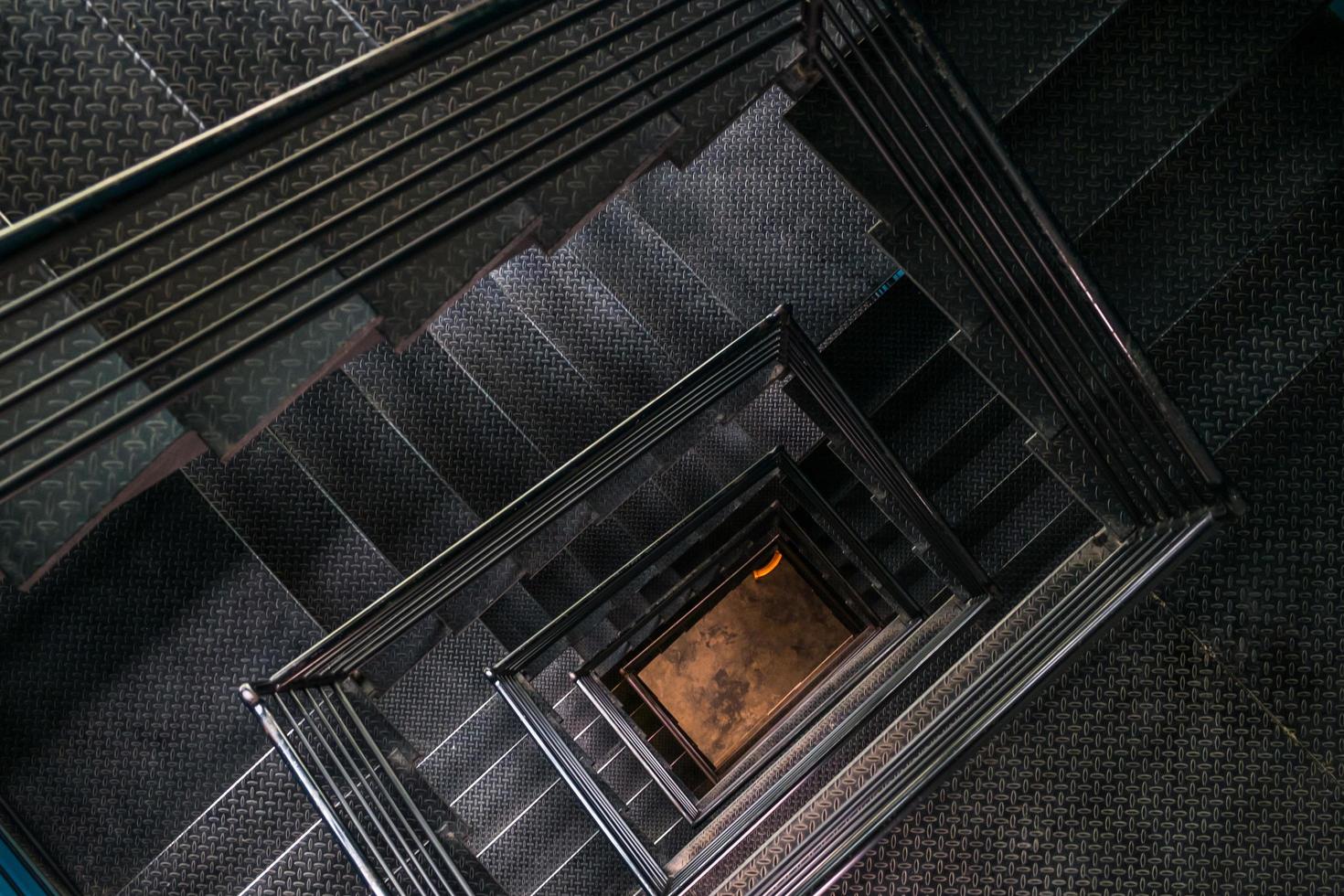 vista do topo da escada quadrada de aço foto