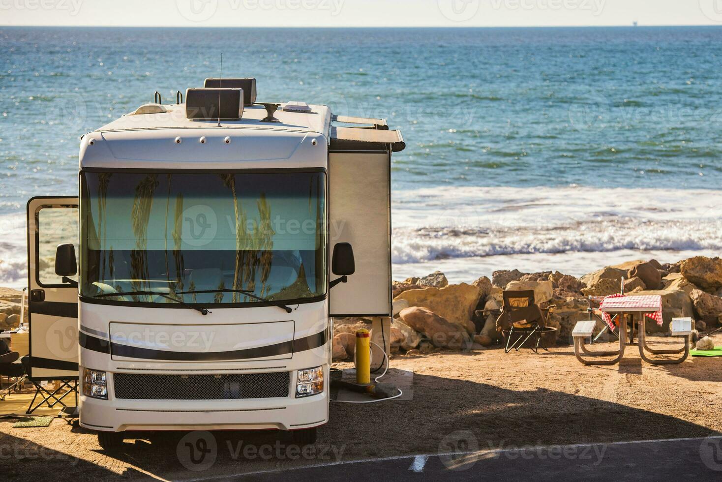 motorhome acampamento local com mar Visão foto