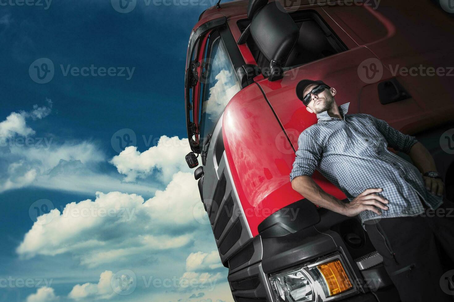 orgulhoso caminhoneiro e dele caminhão foto
