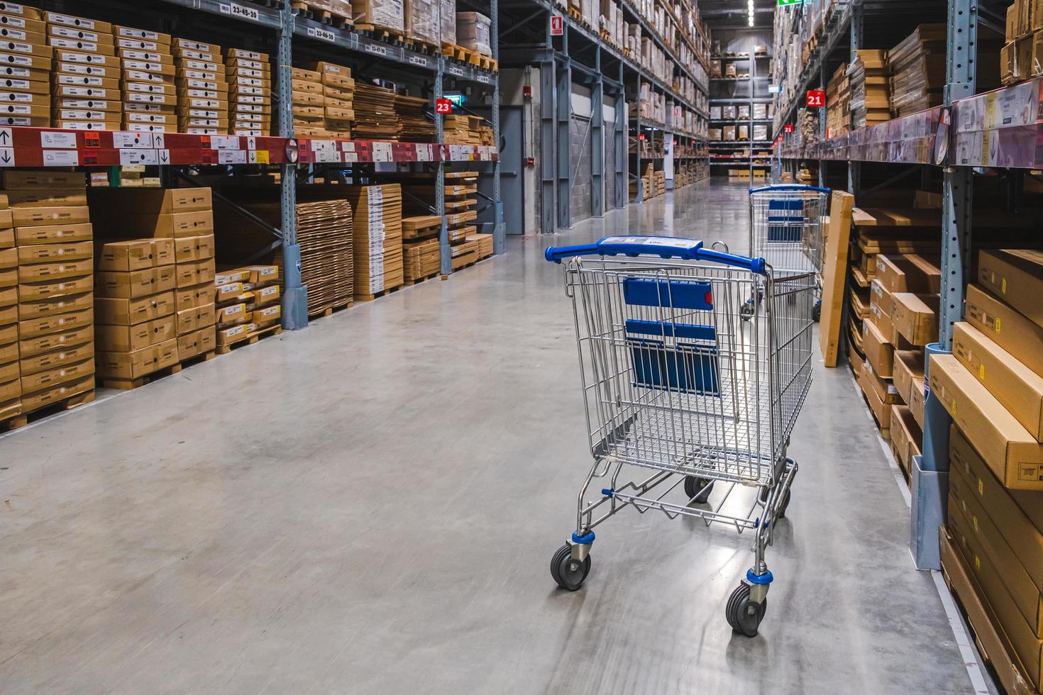 dois carrinhos no corredor do armazém em uma loja ikea foto