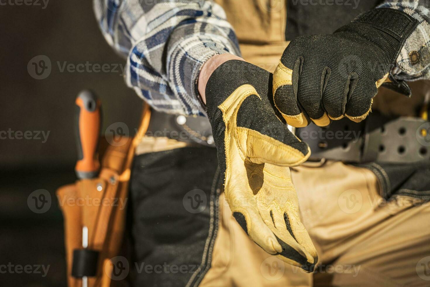 trabalhador vestindo segurança luvas foto