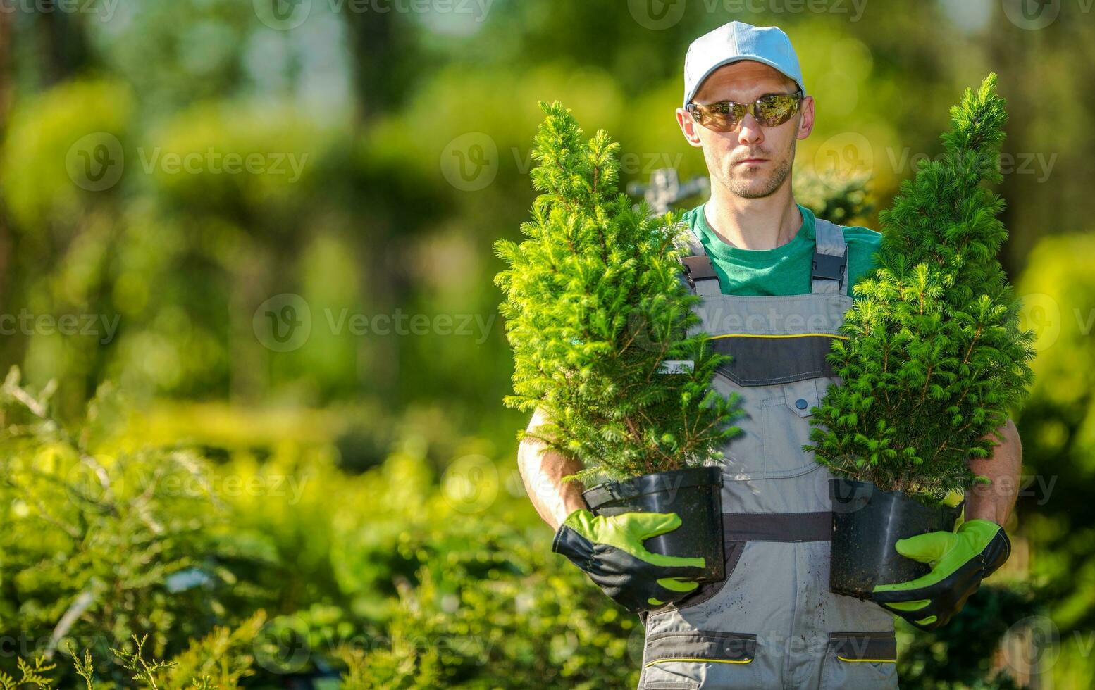 jardineiro com plantas foto