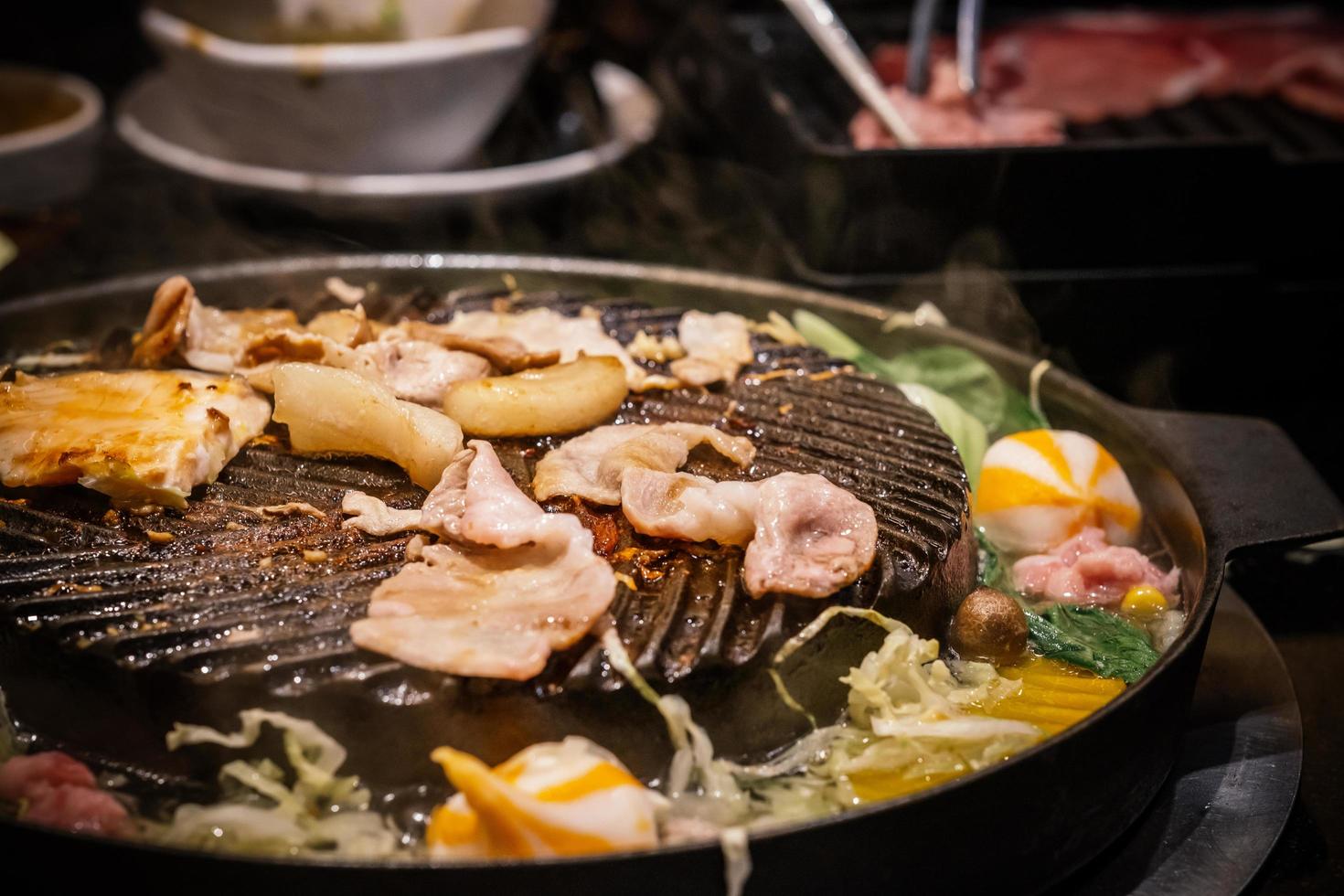 carne de porco estilo churrasco na assadeira coreana foto