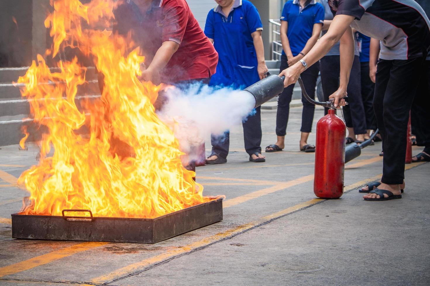 funcionários de treinamento de combate a incêndios foto