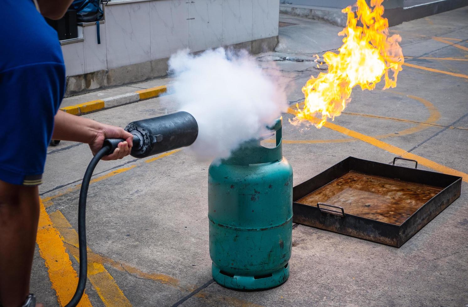 funcionários de treinamento de combate a incêndios foto