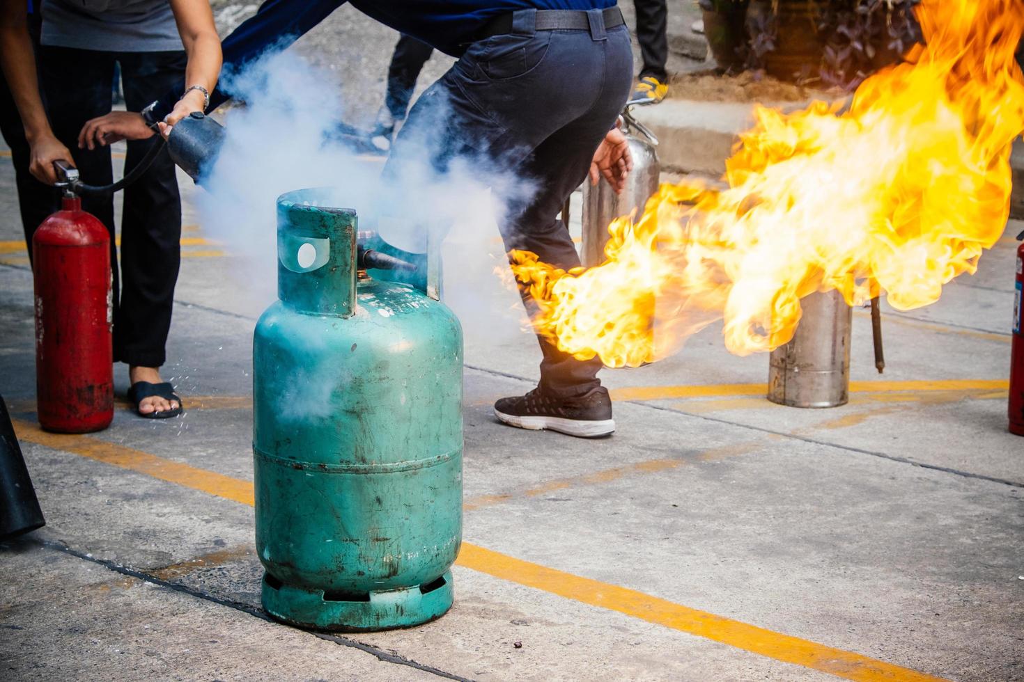 funcionários de treinamento de combate a incêndios foto