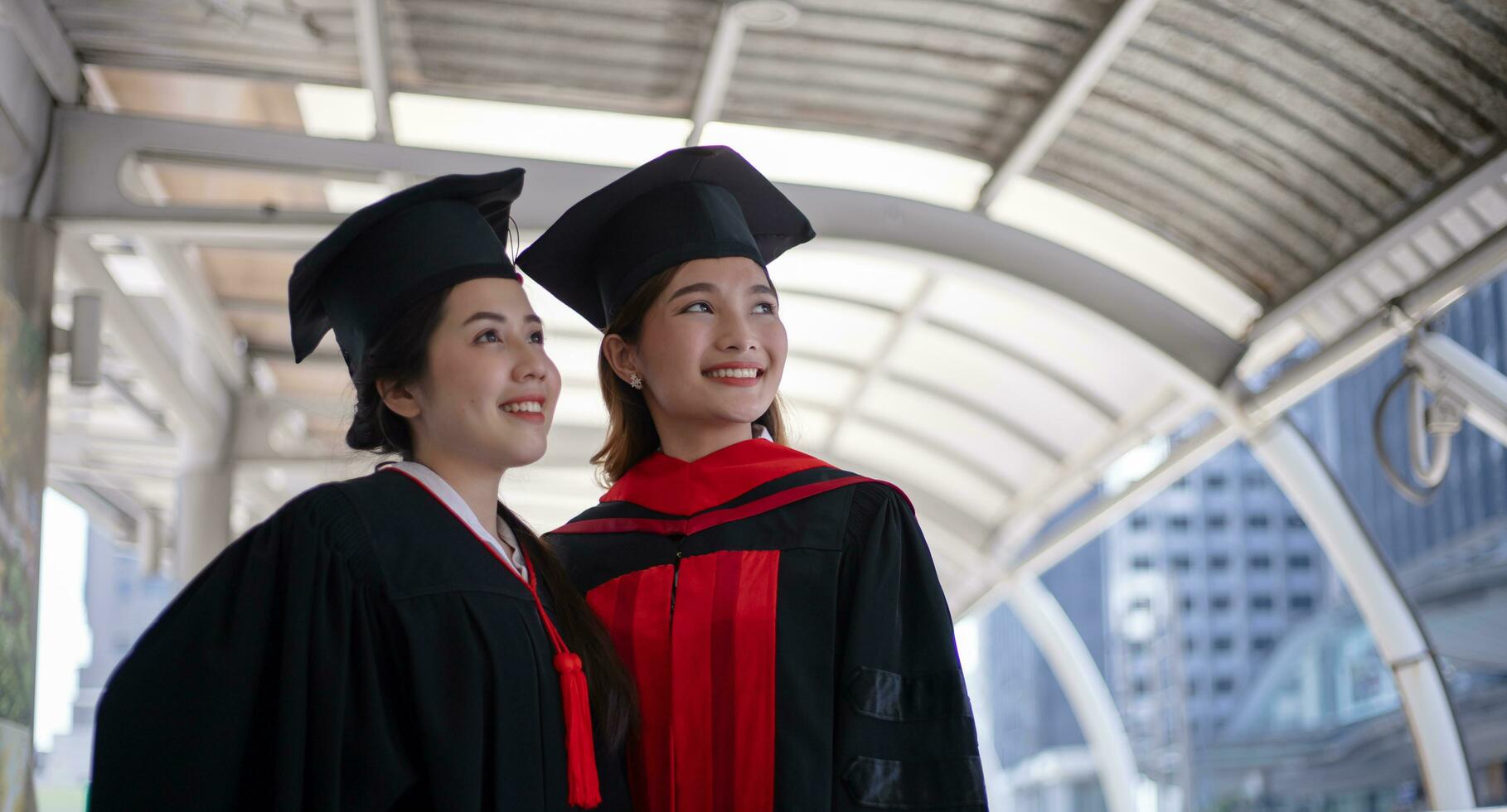 bem sucedido alunos, graduação e pessoas conceito foto