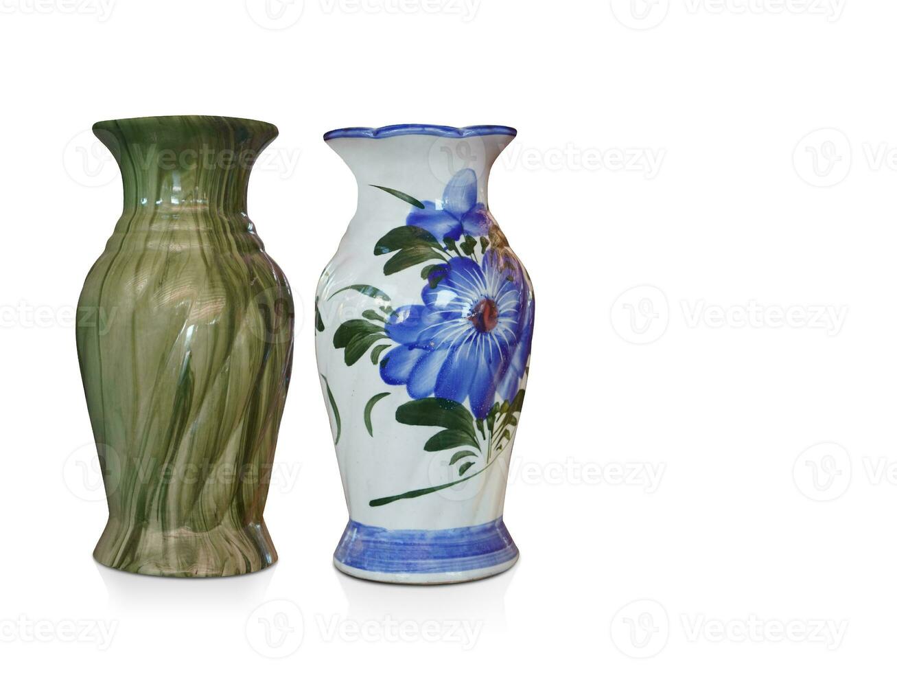 frente Visão dois cerâmico vaso, verde mármore vaso, branco e azul vaso em branco fundo, decoração, retrô, vintage, cópia de espaço foto